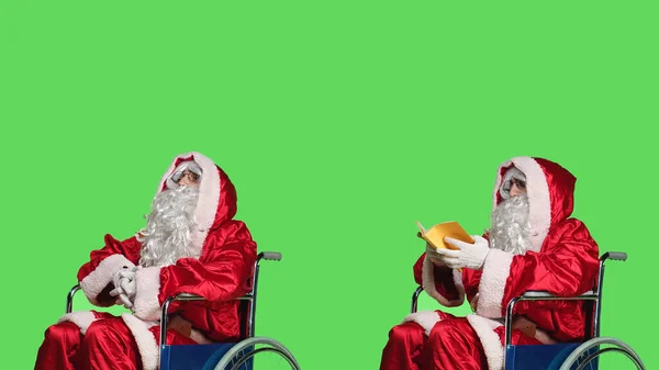 Święty Mikołaj Wózku Czyta Książki Przedstawiając Ojca Bożego Narodzenia Niepełnosprawnością — Zdjęcie stockowe