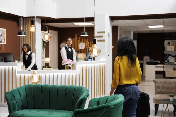 Check Luxe Hotel Geholpen Door Conciërge Personeel Met Registratie Toeristen — Stockfoto