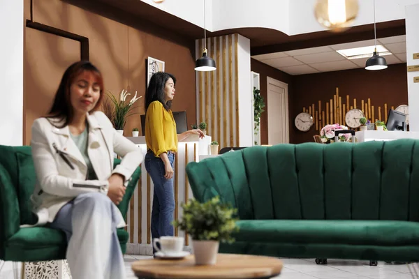 Asyalı Turist Otel Lobisinde Dinleniyor Otel Odasında Oturan Mutlu Müşteri — Stok fotoğraf