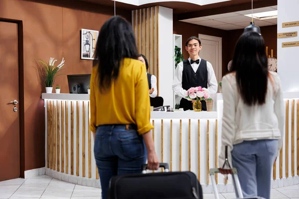 Visitors Approaching Front Desk Posh Resort Luggage Greeted Welcoming Personnel — Stock Photo, Image