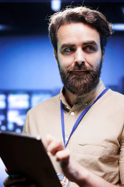 Κάθετη Προσωπογραφία Του Admin Στην Επιχείρηση Cloud Computing Ράφια Διακομιστή — Φωτογραφία Αρχείου