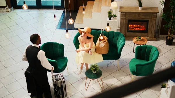 Bellhop Biedt Diensten Aan Vrouwen Lounge Wachtend Kamer Checken Het — Stockfoto