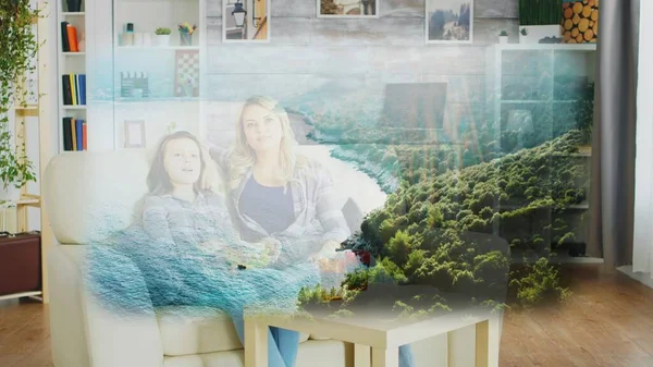 Ebeveyn Çocuk Holografik Projektörde Rahatlatıcı Içeriği Izleyip Tembel Bir Günde — Stok fotoğraf