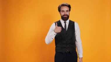 Moda vale, memnuniyeti sembolize etmek ve kabulü göstermek için stüdyoda olumlu jestler yapıyor. Profesyonel yemek şirketleri onay mührünü kameraya veriyor..