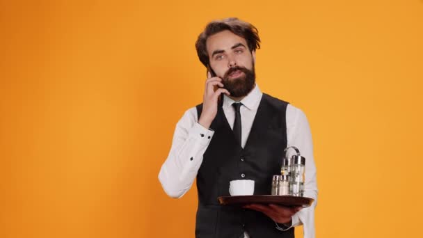 Fiatal Komornyik Veszi Fel Telefont Hogy Asztalt Foglaljon Egy Luxus — Stock videók