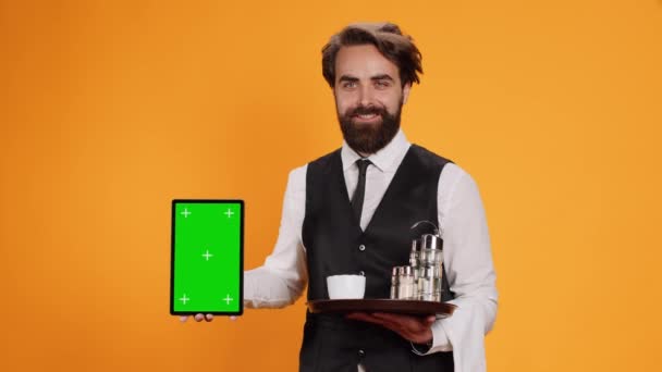 Przyjazny Kelner Pokazuje Tablet Zielonym Ekranem Kamerze Prezentując Pusty Szablon — Wideo stockowe