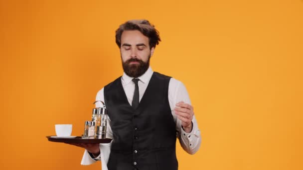 Restaurang Butler Agerar Förvånad Kameran Att Vara Chock Efter Att — Stockvideo