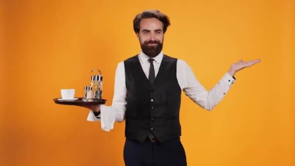 Uśmiechnięty Kelner Pozujący Tacą Jedzeniem Ręku Niosący Naczynia Filiżankę Kawy — Wideo stockowe