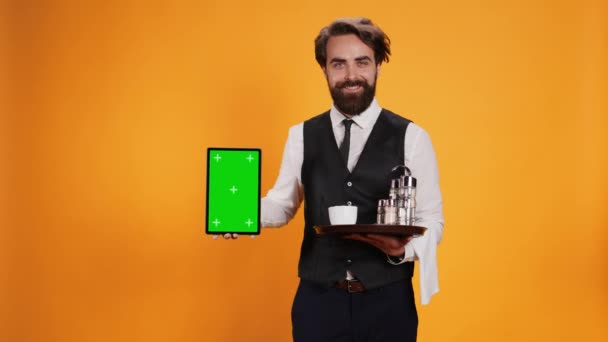 Membro Dello Staff Presenta Tablet Con Schermo Verde Studio Tenendo — Video Stock