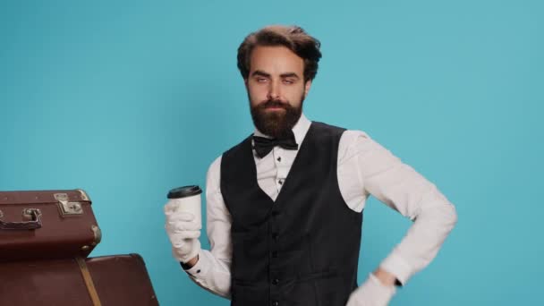 Portier Pozuje Filiżanką Kawy Studio Nosi Białe Rękawiczki Czuje Się — Wideo stockowe