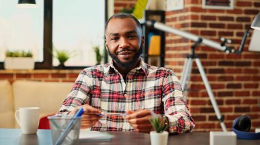 Uzaktan çalışan bir terapist video görüşmesi sırasında müşteri sorunlarını dinliyor. Hastanla çevrimiçi görüşmede psikolog samimi, sıcak karşılama özel uygulama kabinesinden tavsiye veriyor.