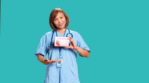 Pielęgniarka Trzymająca Pudełko Tabletek Sercowo Naczyniowych Czytająca Informacje Opakowaniu Farmaceutycznym — Zdjęcie stockowe