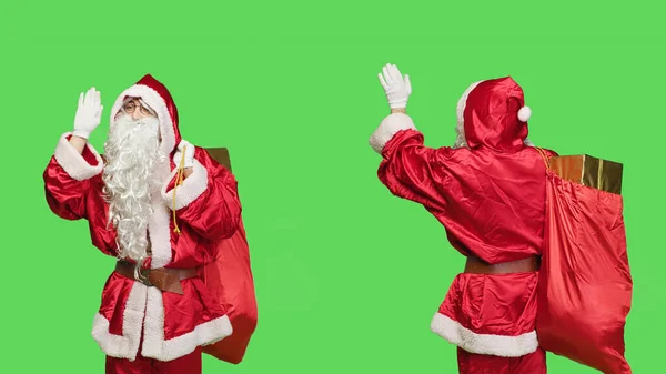 Glimlachende Kerstman Begroet Mensen Camera Zwaait Met Hallo Gedraagt Zich — Stockfoto