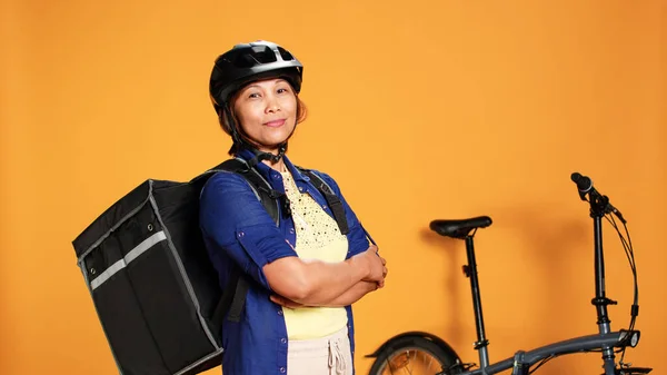 Retrato Correio Orgulhoso Entrega Profissional Rápida Terminou Para Cliente Ciclista — Fotografia de Stock