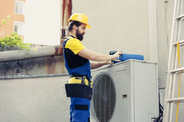 Trained Engineer Contracted Mend Air Conditioner Starting Assignment Skilled Repairman — Stock Photo, Image