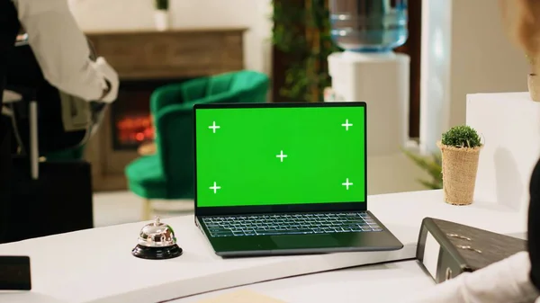Personel Hotelu Korzystający Zielonego Ekranu Laptopie Pracujący Recepcji Aby Pomóc — Zdjęcie stockowe