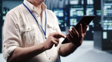 Endüstriyel bulut hesaplama şirketindeki sunucu donanımlarından anlayan profesyonel bir kılavuz ağı. Veri merkezinde değerlendirme ve optimizasyon yapan tablet yöneticisi, sistem tuzaklarının önlenmesi