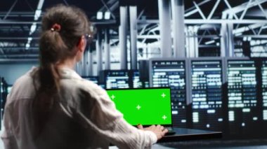 Sunucu çiftliğindeki sertifikalı bilişim programcısı üst düzey kümelere sahip olup karmaşık hesaplamalar ve veri analizlerini hızlı ve etkili bir şekilde yapabiliyor ve sorunları ortadan kaldırmak için model dizüstü bilgisayar kullanıyor.