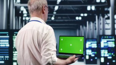 Endüstriyel merkezdeki sunucu platformlarından oluşan verimli bir bilişim profesyoneli kılavuz ağı. Uygulamalı dizüstü bilgisayar kullanma, uygun işlemleri sağlama, veri merkezinde optimizasyon ve bakım yapma uzmanı