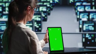 Sunucu merkezindeki becerikli çalışanlar, tehlikeli durumları önlemek için taklit tablet kullanarak karmaşık hesaplamalar ve veri analizi yapabilen üst düzey birimlere ev sahipliği yapıyor.