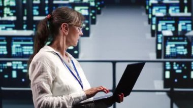 Modern hesaplama gereksinimlerini yerine getirebilecek donanıma sahip veri merkezindeki yaşlı mühendis, bileşenlere düzenli güncelleme yapıyor, işlem gücünü, depolama kapasitesini ve genel verimliliği artırıyor
