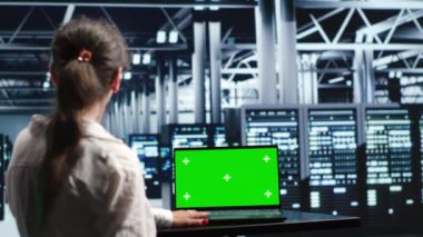 Sunucu çiftliğindeki nitelikli işçiler, sorunlardan kurtulmak için model dizüstü bilgisayar kullanarak hızlı ve verimli bir şekilde karmaşık hesaplamalar ve veri analizi yapabilen yüksek uç satırlara ev sahipliği yapmaktadırlar.