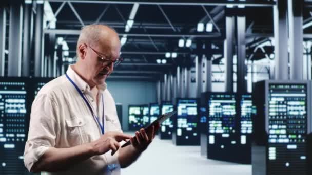 Сенсорна Професійна Навігаційна Мережа Серверних Установок Промисловому Nexus Працівник Планшетом — стокове відео