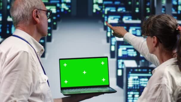 Qualifizierte Spezialisten Die Sich High Tech Rechenzentrum Umsehen Nutzen Laptop — Stockvideo