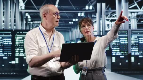 Команда Центрі Обробки Даних Допомогою Ноутбука Моніторингу Енергоефективних Суперкомп Ютерів — стокове відео
