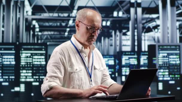 Endüstriyel Sunucu Odasında Gezinirken Verileri Ustaca Yöneten Sertifikalı Bir Teknisyen — Stok video