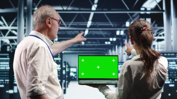 Administratorzy Wykorzystujący Laptopa Zielonym Ekranem Monitorowania Energooszczędnych Klastrów Centrów Danych — Wideo stockowe