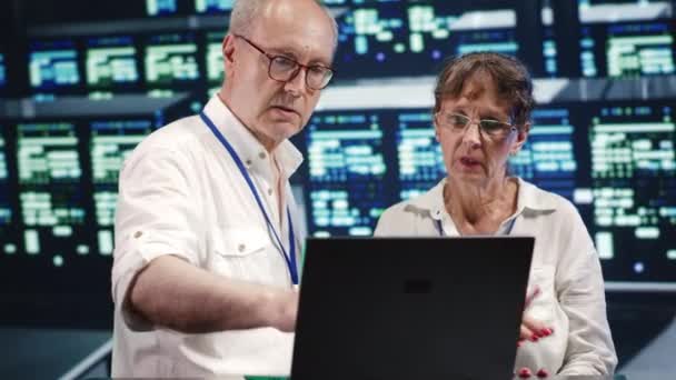 Старшие Коллеги Оглядываются Вокруг Инновационной Серверной Фермы Готовясь Начать Комиссию — стоковое видео