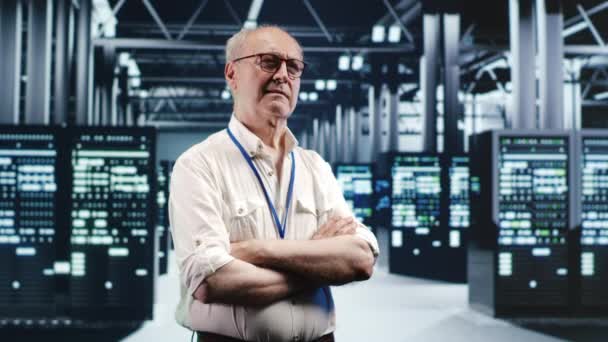 Porträtt Äldre Ingenjör Tittar Runt Moderna Serverrum Datacenter Förbereder Sig — Stockvideo