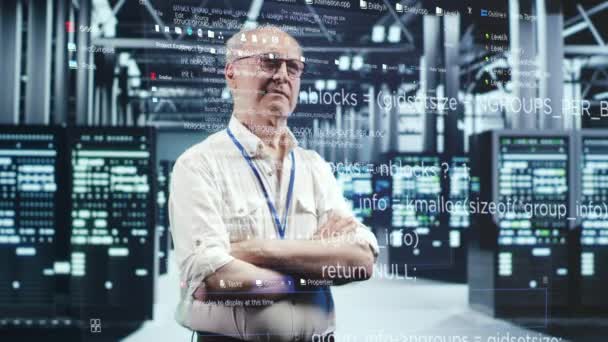 Senior Systemadministratör Högteknologiskt Datacenter Som Tittar Hologramvisualisering Kodlinjer Säkerhet Dator — Stockvideo