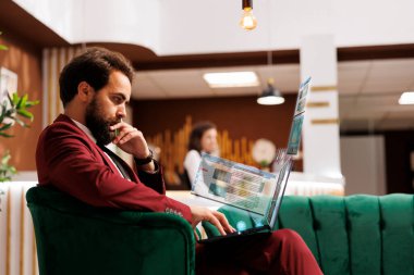 Şirket çalışanları artırılmış gerçeklik hologramını kullanarak rakamları görselleştiriyor, iş seyahatinde dizüstü bilgisayardaki muhasebe görevlerini çözüyor. Çalışanlar iş için otel odasında oturuyorlar, numaralarını yazıyorlar.