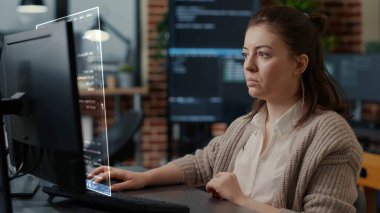 Programcı karmaşık kod yazıyor, hataları düzeltiyor ve şirketin yazılım işlevselliğini sağlıyor. Bilgisayar biliminde uzmanlaşmış geliştirici şifrelemeyi etkinleştiriyor, iş siber güvenliğini geliştiriyor