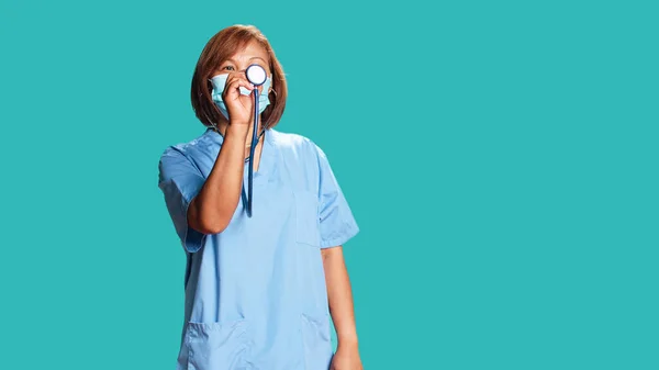 Asian Experienced Nurse Doing Mock Showing Properly Using Professional Stethoscope — Stock Photo, Image