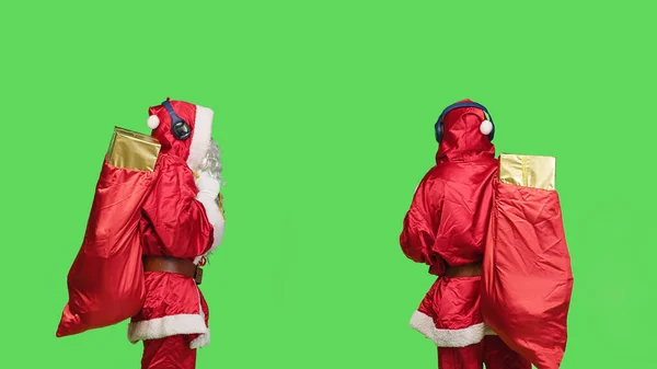 Homme Heureux Costume Père Noël Dansant Écouter Musique Avec Sac — Photo