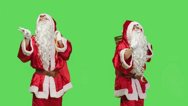 圣诞老人唱诗班长在节日期间为管弦乐队指挥音乐 并在绿屏上与乐队伴奏 穿着红色服装扮演指挥家的首席音乐家 圣诞节 — 图库照片