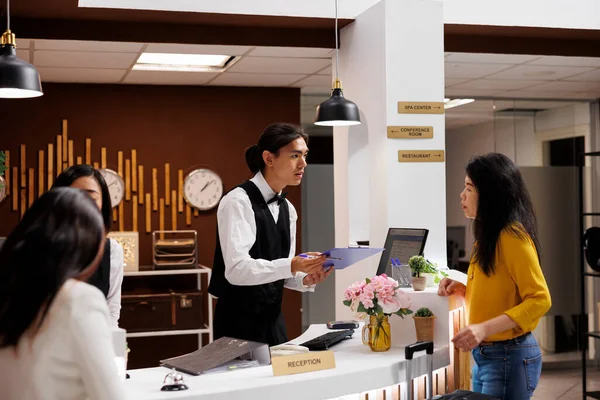 Cliente Dell Hotel Riceve Modulo Registrazione Utile Concierge Maschile Asiatico — Foto Stock