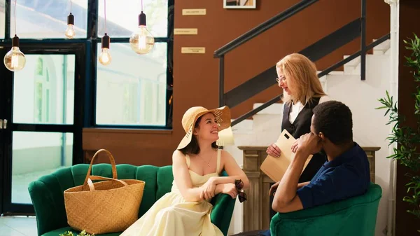 Recepcionista Hablando Con Los Huéspedes Del Hotel Vestíbulo Llegando Moderno — Foto de Stock