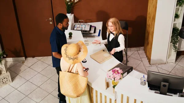 Vielfältiges Paar Beim Check Mit Rezeptionistin Hotelconcierge Begrüßt Touristen Die — Stockfoto