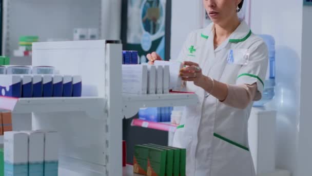 전문가가 의학적 제안을 고객을 선반에 상품을 준비하는 있습니다 약리학적 제품을 — 비디오