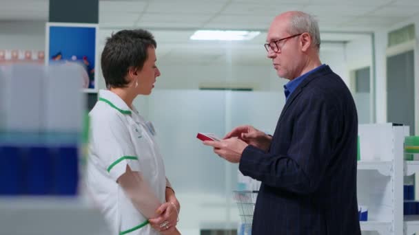 Certyfikowany Aptekarz Ambulatorium Oferujący Pacjentowi Arytmię Serca Leki Antybiotyk Leczeniu — Wideo stockowe
