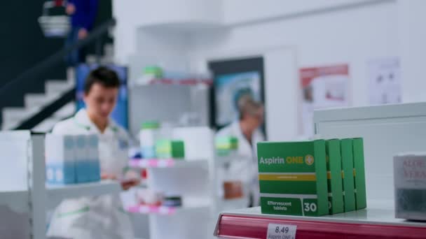 Retrato Farmacéutico Amigable Farmacia Esperando Que Lleguen Los Clientes Listo — Vídeos de Stock