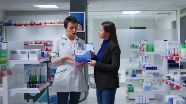Especialista Cuidados Saúde Boticário Com Paciente Prescrevendo Suas Pílulas Melationin — Vídeo de Stock
