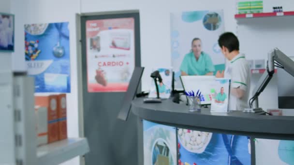 Farmacêutico Balcão Farmácia Digitalizando Itens Farmacêuticos Carrinho Compras Cliente Idoso — Vídeo de Stock