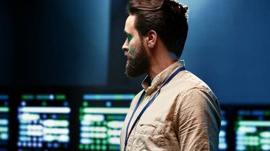 Bilgisayar bilimcilerinin sunucu merkezini kapatıp yapay zeka iş yüklerinin veri işleme gereksinimleri için optimize ediyorlar. Makine öğrenimi için kullanılan sinirsel ağ yüksek teknoloji tesisini denetleyen denetleyici