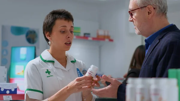 Кваліфікований Фармацевт Хімічному Магазині Пропонує Таблетки Від Аритмії Серця Пацієнта — стокове фото