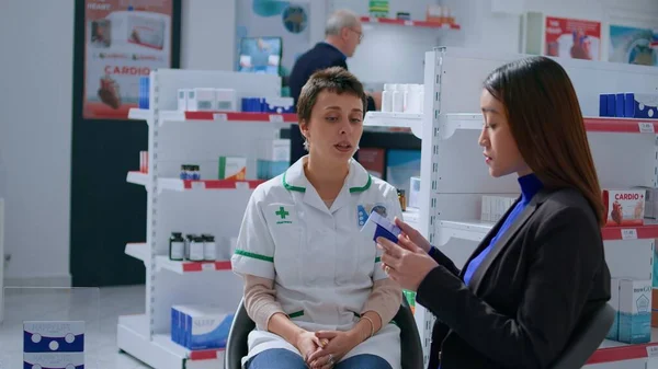 Pharmacienne Compétente Pharmacie Avec Une Patiente Prescrivant Ses Produits Médicaux — Photo